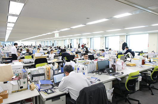 本社のオフィス風景