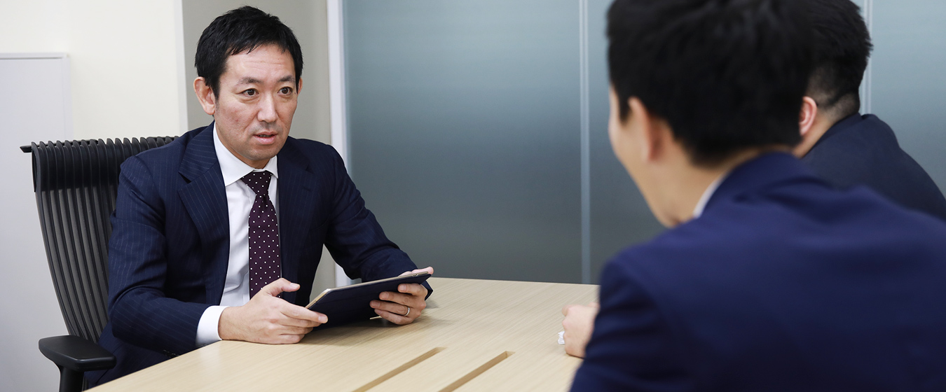 商社パーソン。仕事のワンシーン。