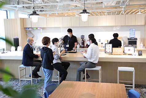 社内カフェテリア